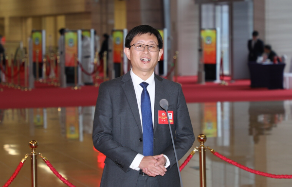 省政協(xié)委員、中山大學(xué)附屬第一醫(yī)院耳鼻咽喉科副主任李?。鹤屄稜I經(jīng)濟(jì)從“網(wǎng)紅”變“長紅”
