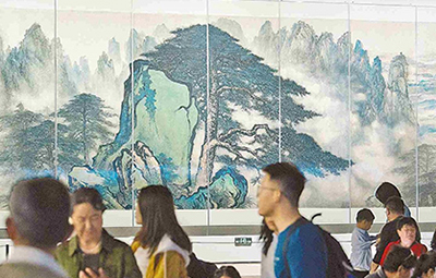 廣東美術(shù)百年大展在滬人氣火爆 精品力作匯聚一堂 中外游客排隊打卡
