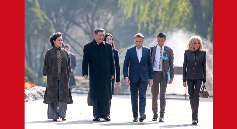 習(xí)近平同法國總統(tǒng)馬克龍在成都進(jìn)行友好交流